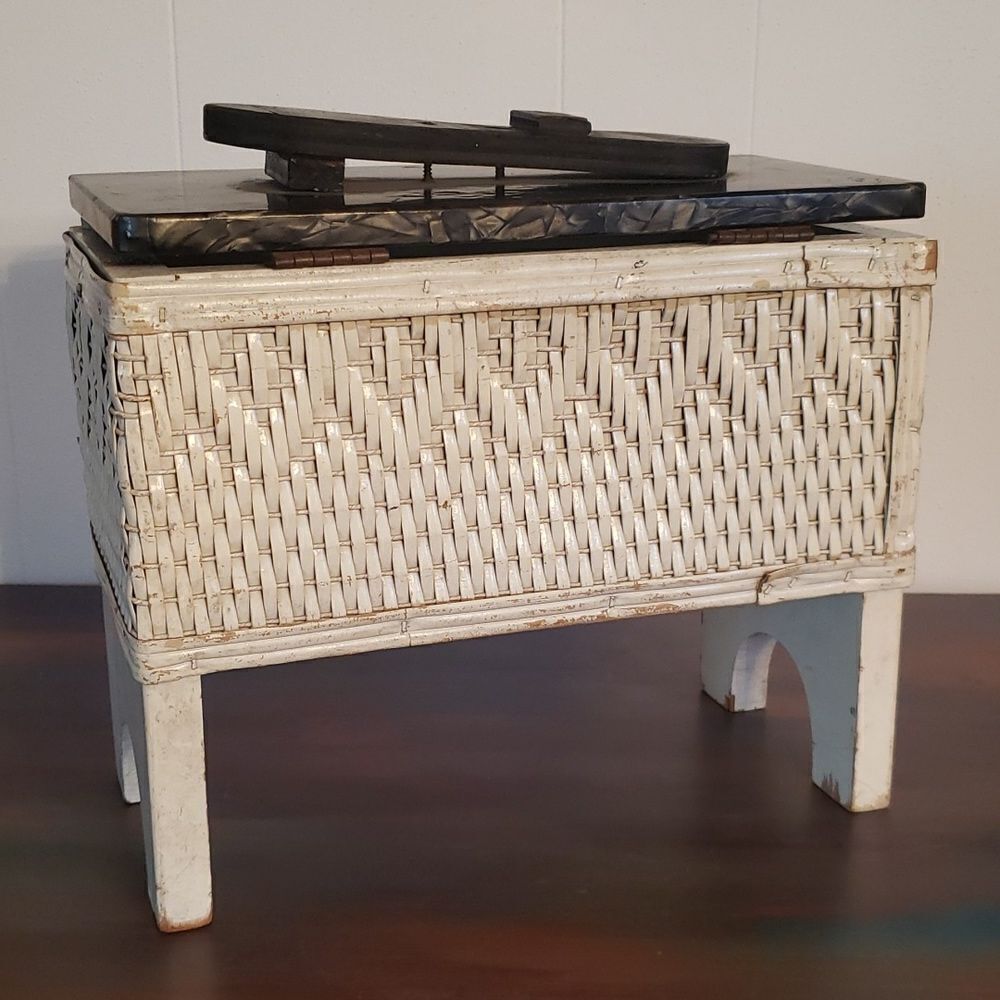 Vintage 1950s White Wicker Shoe Shine Box Stand - Picture 6 of 11